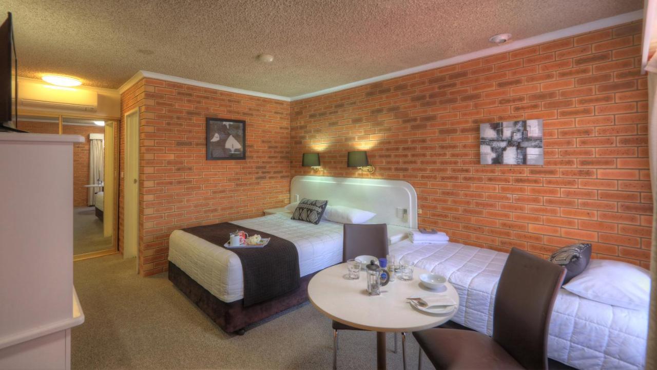 Cousins Motor Inn Інферел Екстер'єр фото