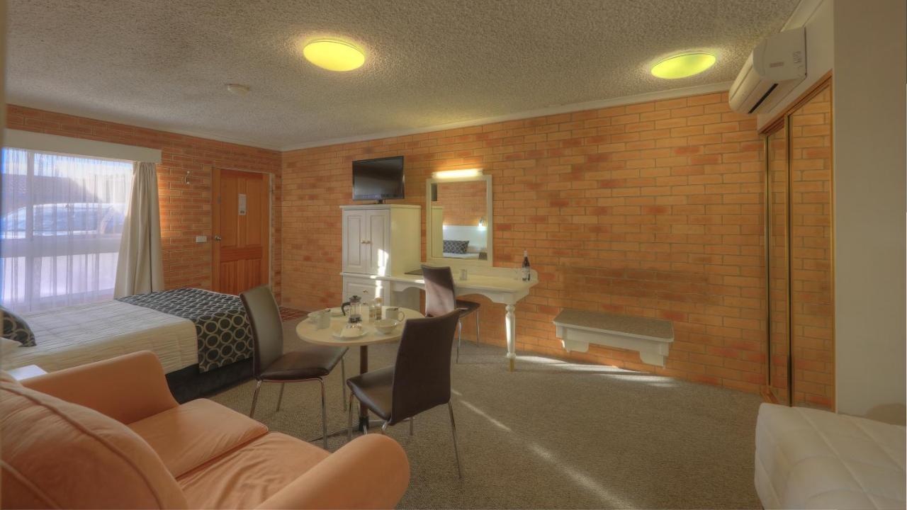 Cousins Motor Inn Інферел Екстер'єр фото