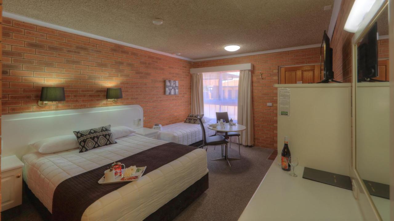 Cousins Motor Inn Інферел Екстер'єр фото