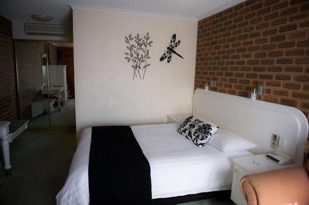 Cousins Motor Inn Інферел Екстер'єр фото